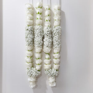 G39 White Roses With Babys Breath In The Middle 300x300