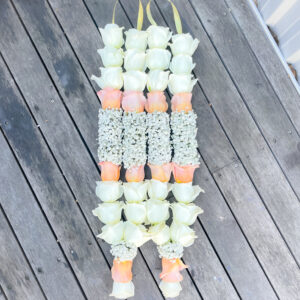 G42 WhitePeach Roses With Babys Breath In The Middle.jpg 300x300