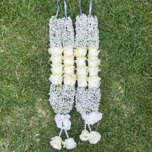 G53 Babys Breath And White Roses In The Middle 300x300