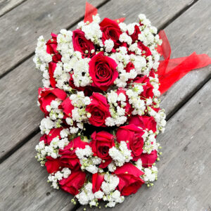 GBL07 Guest Bracelets With Red RosesBabys Breath 300x300