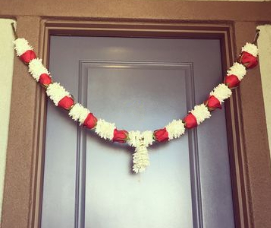 HW10 Toran Strings With White Chrys And Red Roses