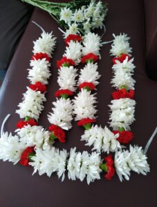 HW14 Toran Strings With White Chrys And Red Carnations 227x300