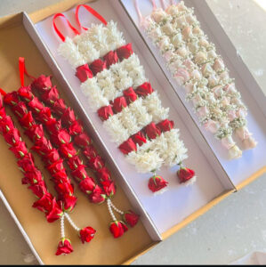LG05 White Chrys And Red Roses 299x300