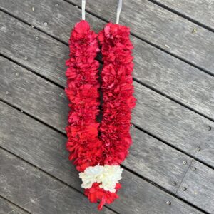 PG28 Garland With Red Carnations With At The Bottom 300x300